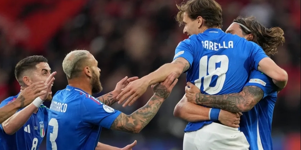 Italiens Nicolò Barella lässt sich für sein 2:1 feiern.