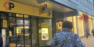 Laut den Logos könnte man meinen, dass es hier Briefmarken gibt und einen Päcklischalter. Doch weit gefehlt ... 