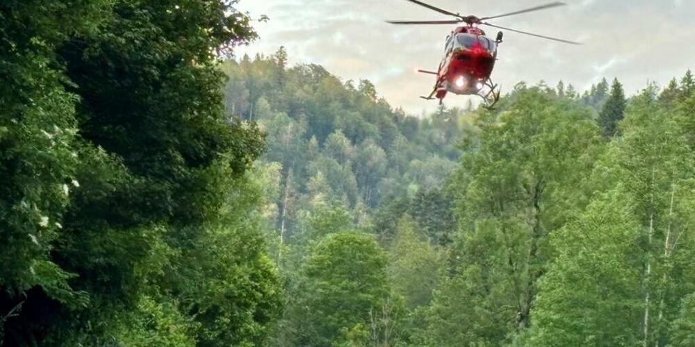 Ein Rettungshelikopter brachte den schwer verletzten Motorradfahrer in ein Spital.