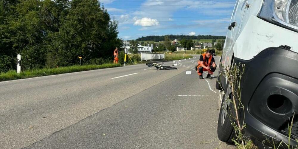 Spezialisten der Kantonspolizei Zürich untersuchen, wie es zum Unfall in Gossau ZH kam.