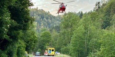 Ein Rettungshelikopter brachte den schwer verletzten Motorradfahrer in ein Spital.