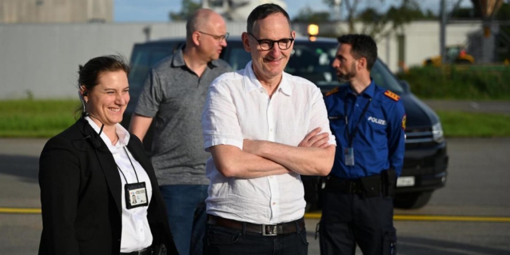 Regierungsrat Mario Fehr dankt am Flughafen Zürich den Polizistinnen und Polizisten, die am Wochenende im Einsatz standen.