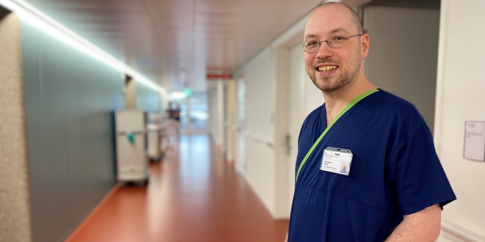 OST-Absolvent Sebastian Völkle: «Humor dient einerseits als Bewältigungsstrategie, aber auch zum Beziehungsaufbau zwischen Pflegeperson und Patient.»