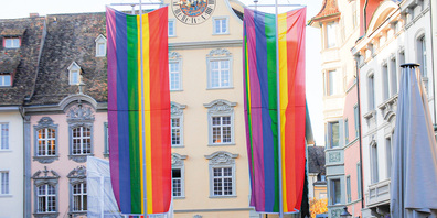 «Flagge» des Anstosses: Während die Stadt Schaffhausen zum wiederholten Male in der Altstadt Regenbogenfahnen hisst, will die Kantileitung davon absehen.