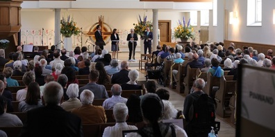 Festlicher Gottesdienst zum Jubiläum in der Kirche mit Dialogpredigt der Pfarrpersonen, Stefan Hochstrasser, Angela Hostrasser, Damian Brot und Gunnar Brendler.