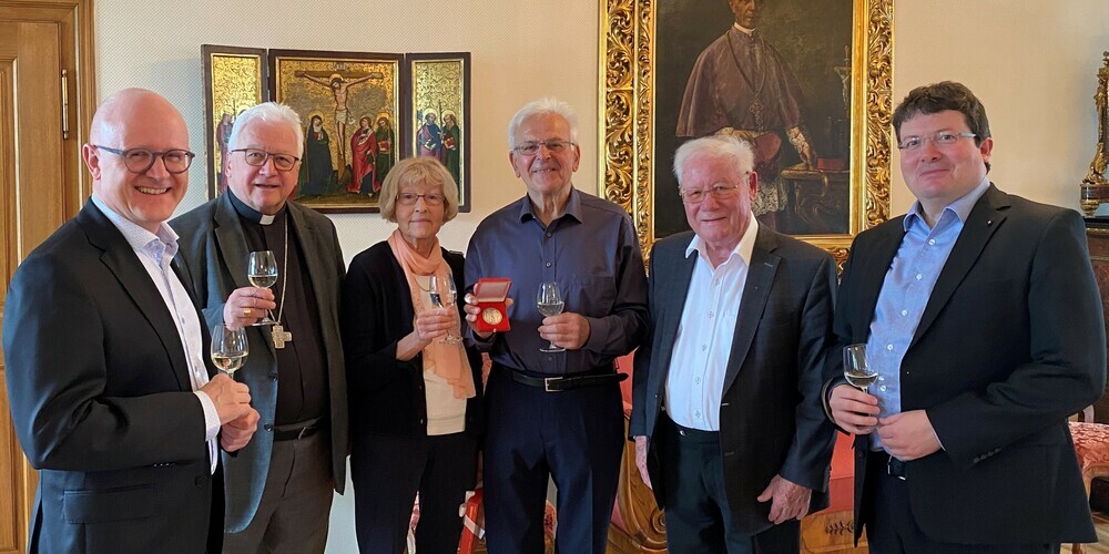 Es feierten mit v.l.: Generalvikar Guido Scherrer, Bischof Markus Büchel, Edith Gämperle, Othmar Gämperle, Bernhard Sohmer, ehemaliger Pfarrer von Libingen und Diözesanökonom Philipp Gerschwiler.