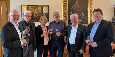 Es feierten mit v.l.: Generalvikar Guido Scherrer, Bischof Markus Büchel, Edith Gämperle, Othmar Gämperle, Bernhard Sohmer, ehemaliger Pfarrer von Libingen und Diözesanökonom Philipp Gerschwiler.