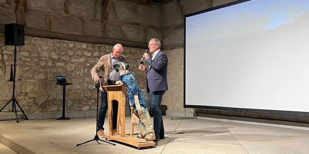 Beat Hedinger (r.), Geschäftsleitung der Branche Schaffhauser Reben und Wein ernannte Thomas Stamm zum Blauburgunder des Jahres 2024.