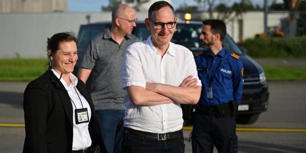 Regierungsrat Mario Fehr dankt am Flughafen Zürich den Polizistinnen und Polizisten, die am Wochenende im Einsatz standen. 