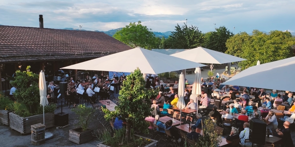 Impression vom letztjährigen OpenAir-Konzert des Regionalorchesters con brio im Joner Bächlihof.