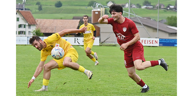 Dem Einsiedler Stürmer Dario Oechslin (links), hier im Zweikampf mit Eldon Bullaku, gelang das Tor des Tages. 