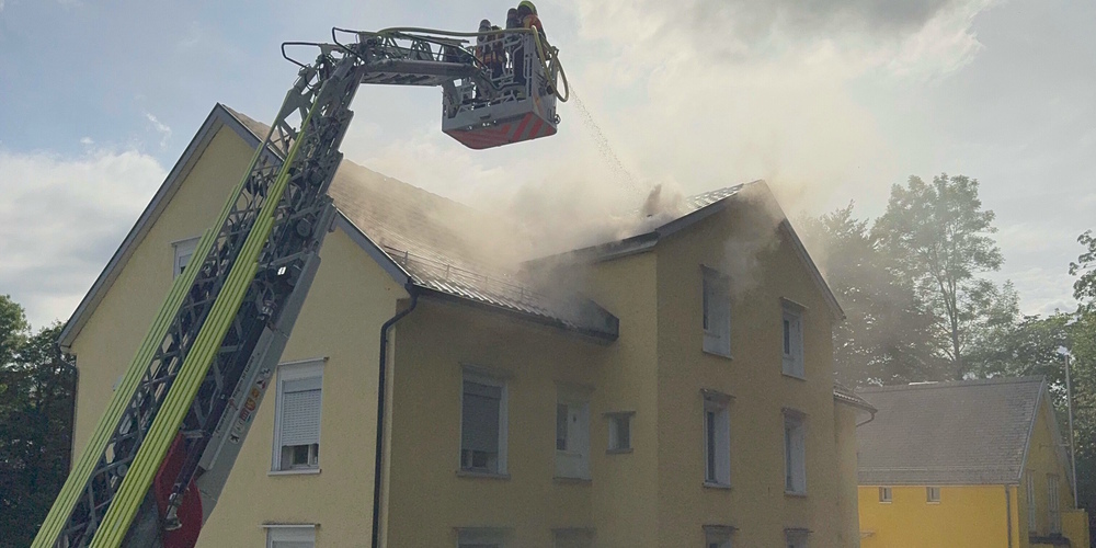 Ein Kellerbrand weitete sich auf den Dachstock aus.