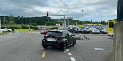 Die Velofahrerin musste mit dem Rettungswagen ins Spital gebracht werden.