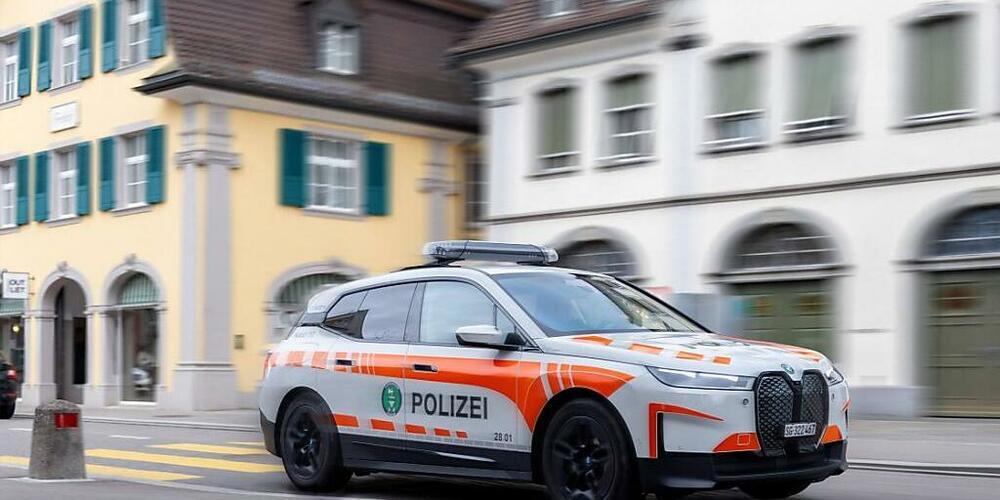 Die St. Galler Kantonspolizei fahndet nach zwei Männern, die in Gossau ein Wohnheim von Asylsuchenden überfallen haben sollen.