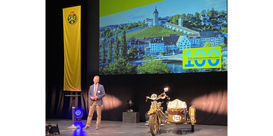 Ein Motosacoche aus dem Jahr 1922 begleitete stets die Sprecher:innen auf der Bühne.