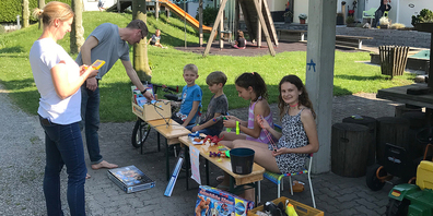 Für einen guten Zweck: Lachner Kinder verkaufen nicht mehr gebrauchte Spielsachen und Bücher, um Tierpatenschaften zu übernehmen. (Bild zvg)