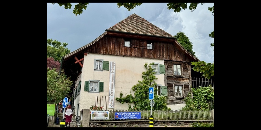 Dieses Gebäude beherbergt das Ortsmuseum Höngg. Es gehört der Stadt Zürich. Der Umbau wird vom Steuerzahler  berappt.