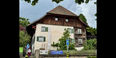 Dieses Gebäude beherbergt das Ortsmuseum Höngg. Es gehört der Stadt Zürich. Der Umbau wird vom Steuerzahler  berappt.