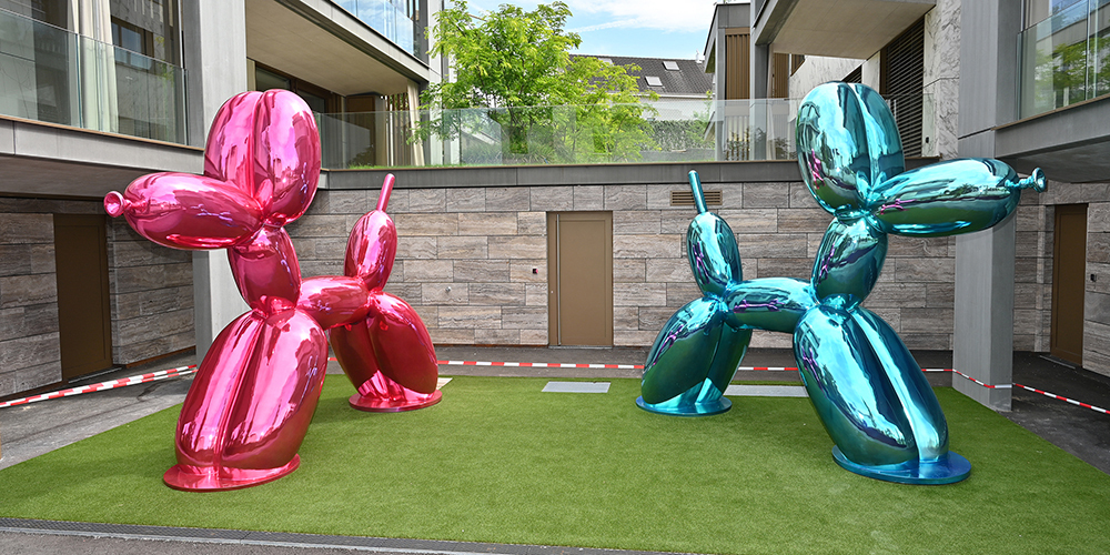 Die beiden Ballonhunde in Wilen kommen den berühmten und teuren Originalen, den «Balloon Dogs» des amerikanischen Künstlers Jeff Koons, verblüffend nah – und sind erst noch nützlich.