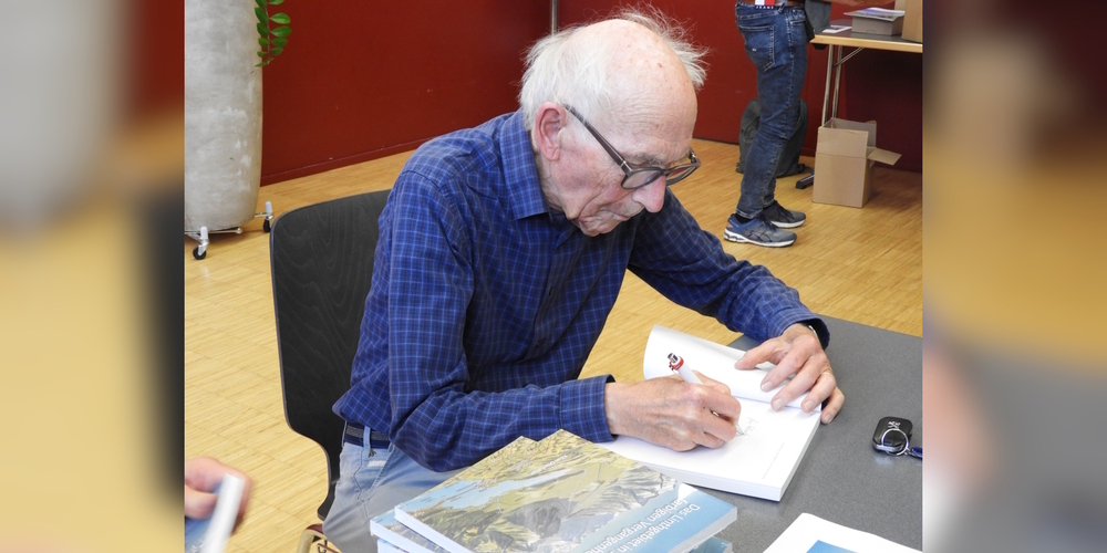 Seine Unterschrift war gefragt: der 87-jährige Buchautor Kilian Oberholzer während der Vernissage seines neuen lokalgeschichtlichen Werkes in Uznach.