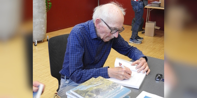 Seine Unterschrift war gefragt: der 87-jährige Buchautor Kilian Oberholzer während der Vernissage seines neuen lokalgeschichtlichen Werkes in Uznach.