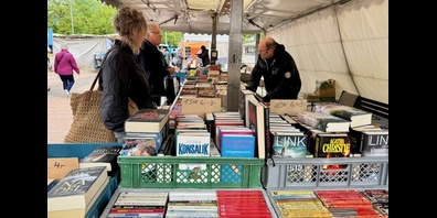 Kleider, Bücher und Flohmarktartikel. Das gibt es am Warenmarkt in Oerlikon.