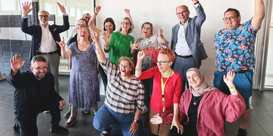 Gemeinsame Freude an der Präsentation der Anleitung.