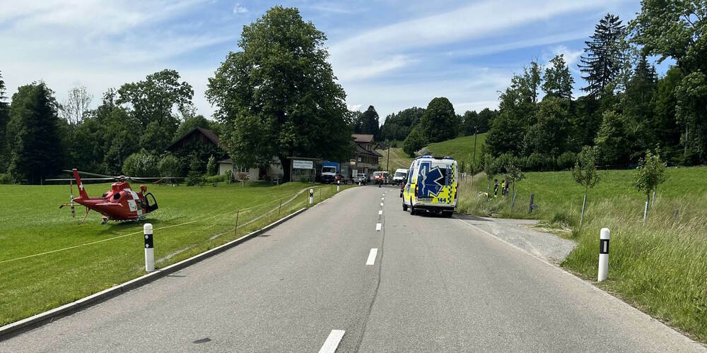 Der Verletzte wurde mit der Rega ins Spital geflogen.