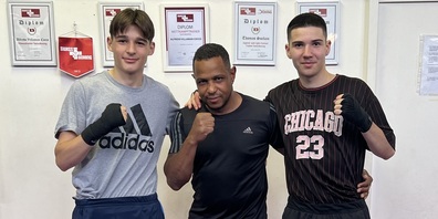 Trainer Alfredo Villaman (Mitte) mit seinen Vereinsboxern Muqa Harujlla (links, Jahrgang 2008,  Junior) und Lokaj Elion (rechts, Jahrgang 2004, Elite). Beide Boxer werden auch am Box-Meeting von Samstag antreten.