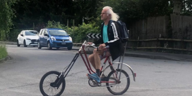 Einer der Laiendarsteller auf dem Weg zu den Proben