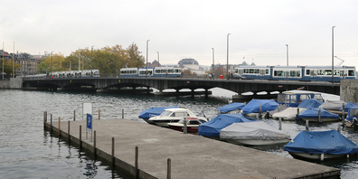 Der Boden unter der Quaibrücke ist instabil, weshalb sie unter Dauerbeobachtung steht. Gesperrt werden müsse sie deswegen aber nicht, teilte der Stadtrat mit. (Archivbild)