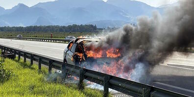 Der Lenker konnte rechtzeitig aus dem brennenden Auto aussteigen und blieb unverletzt.