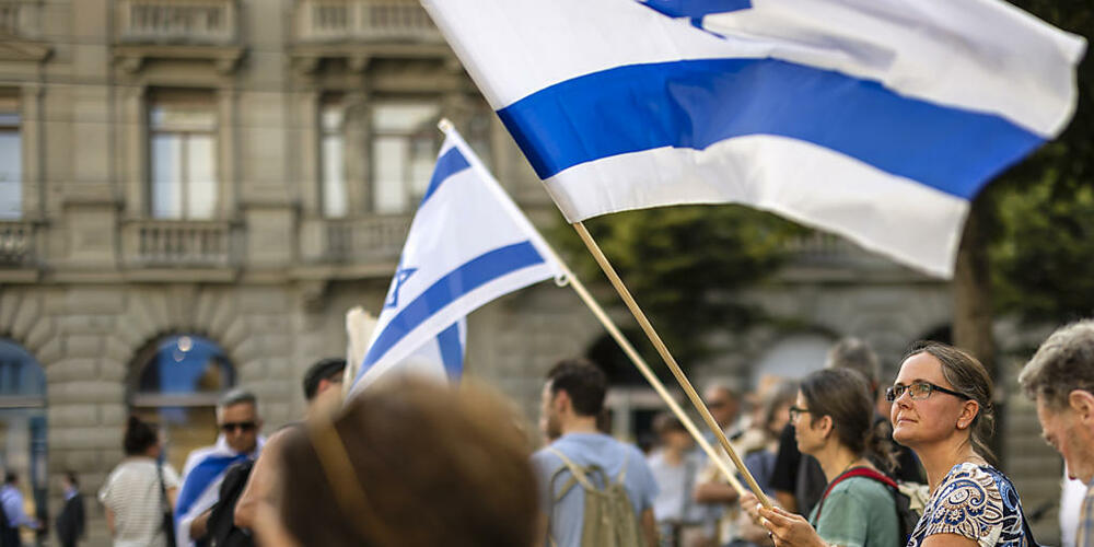 In Zürich haben am Mittwochabend rund 60 Personen demonstriert. Der Umzug durch den Kreis 1 richtete sich auch gegen Antisemitismus.