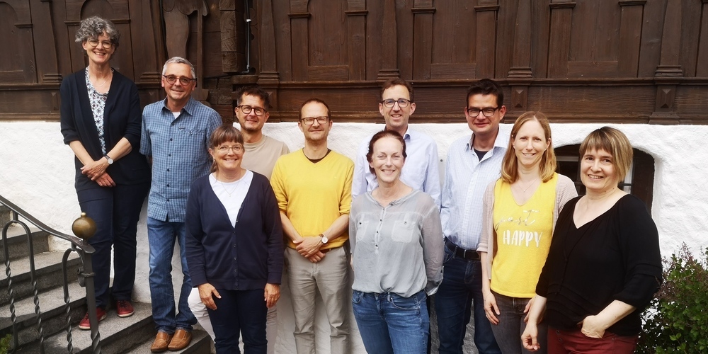 Die diesjährigen Jubilarinnen und Jubilare ab 20 Jahre Dienstalter, v.l.n.r. Astrid Güntensperger (25 Jahre), René Gutzwiller (35 Jahre), Barbara Gutzwiller (40 Jahre), Daniel Hagmann (20 Jahre), Urs Heuberger (Schulratspräsident), Roman Habrik (Gemeindepräsident), Cornelia Panarace (40 Jahre), Pascal Hollenstein (20 Jahre), Martina Bossart (20 Jahre), Cornelia Huber (35 Jahre), auf dem Bild fehlen: Silvana Klak (20 Jahre), Sabina Mathys (40 Jahre), Barbara Bösch (30 Jahre), Michael Burtscher (20 Jahre