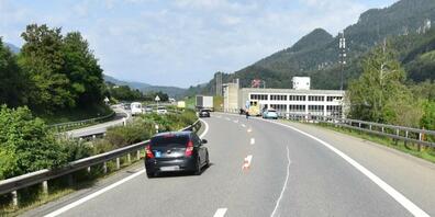 Der Motorradfahrer überholte als Letzter einer Gruppe den Lastwagen und prallte dabei mit dessen Anhänger zusammen.