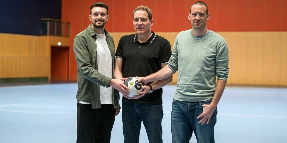 St.Otmar-Trainer Michael Suter (Mitte) mit seinen Assistenten Benjamin Geisser (links) und Domenic Kelement (rechts).