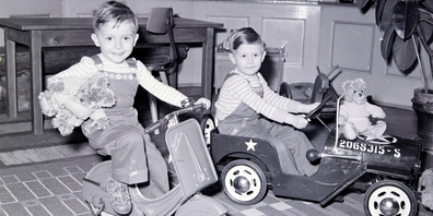St.Galler Buben mit Spielzeugautos um 1960: Das Stadtmuseum thematisiert die Kindermode von der Renaissance bis ins 20. Jahrhundert.
