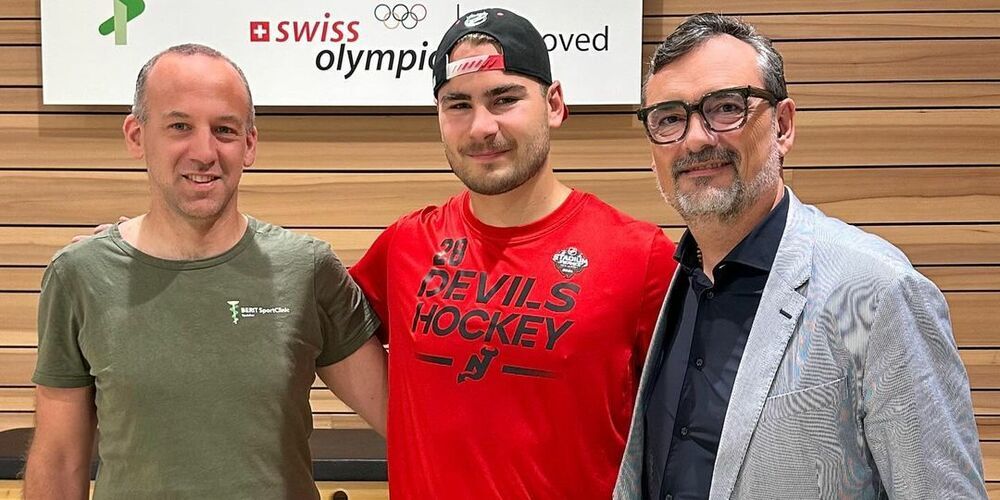 Marcel Alder, Leiter Sportphysiotherapie SportClinic, Timo Meier und Berit-Klinik-CEO Peder Koch