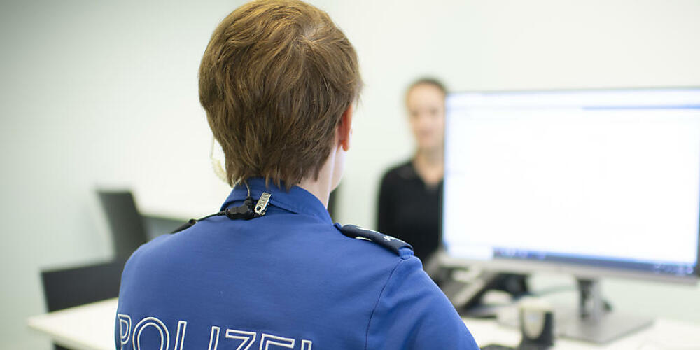 Bei gewissen Anzeigen ist eine Einvernahme durch eine Polizistin oder einen Polizisten notwendig. In solchen Fällen ist eine Anzeigenerstattung über die Online-Plattform "Suisse ePolice" nicht möglich. (Symbolbild)