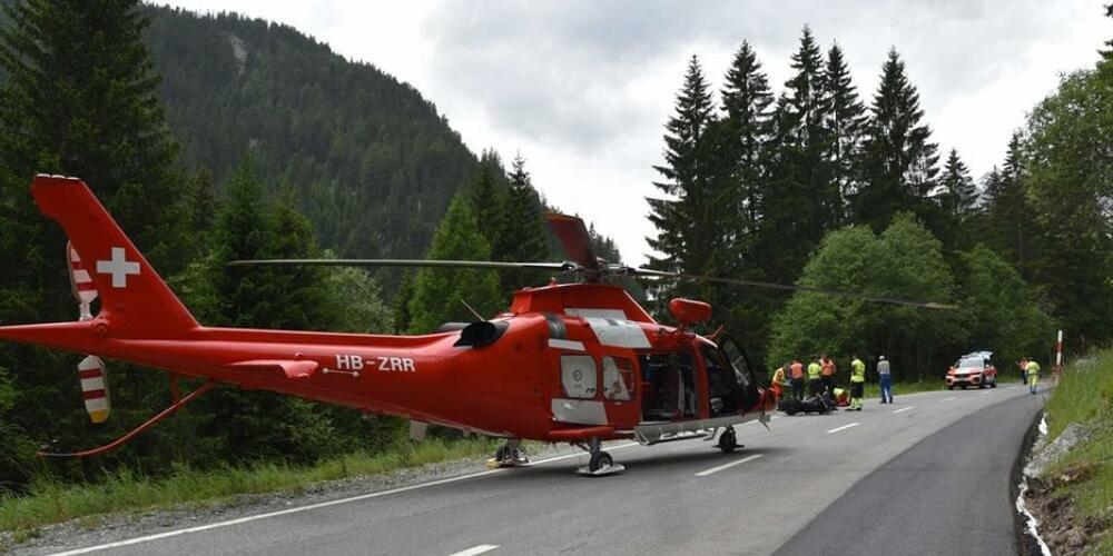 Die Rega brachte am Mittwoch einen lebensgefährlich verletzten Töfffahrer ins Spital nach Chur.