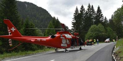 Die Rega brachte am Mittwoch einen lebensgefährlich verletzten Töfffahrer ins Spital nach Chur.