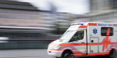 Für einen Velofahrer in der Stadt Zürich kam die Hilfe am Donnerstagmorgen zu spät. Er wurde von einem Lastwagen tödlich verletzt. (Symbolbild)