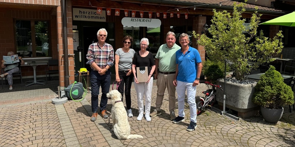 Der Verein Maurmer Zeitung ist gegründet. Der Vorstand (v.l.n.r.): Christoph Lehmann, Suzanne Lüthi, Verena Keller, Peter Leutenegger und Thomas Renggli. Spürhund Lucy (vorne) sucht nach heissen Geschichten.