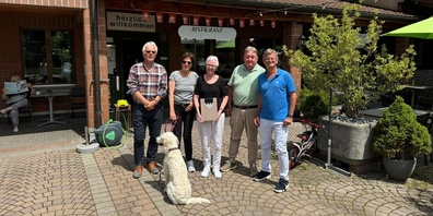 Der Verein Maurmer Zeitung ist gegründet. Der Vorstand (v.l.n.r.): Christoph Lehmann, Suzanne Lüthi, Verena Keller, Peter Leutenegger und Thomas Renggli. Spürhund Lucy (vorne) sucht nach heissen Geschichten.