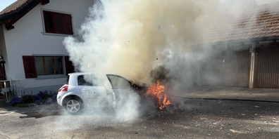 Kaum war der Personenwagen parkiert, fing er Feuer. Die Gründe dafür werden noch abgeklärt.