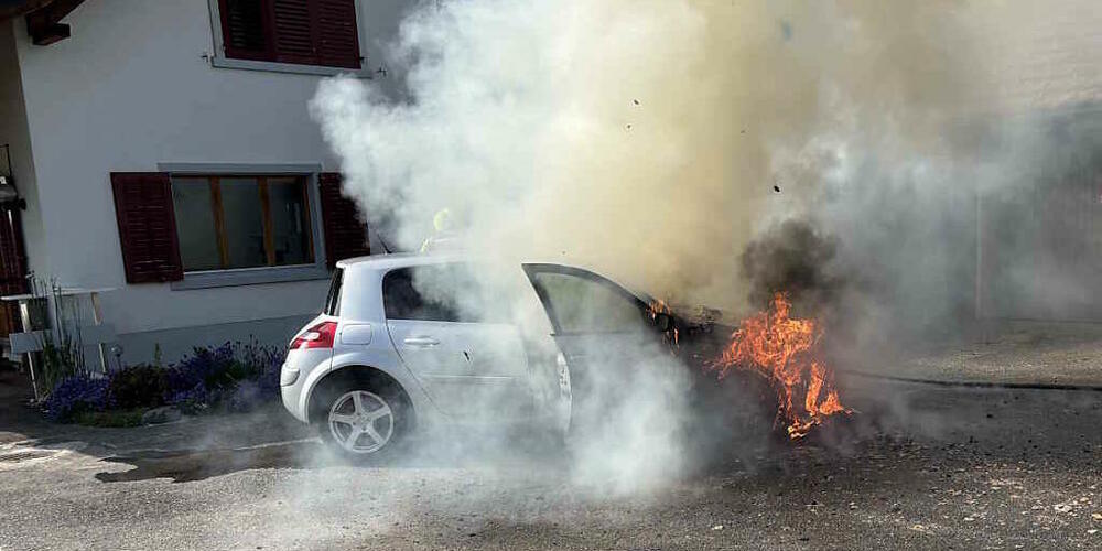 Unmittelbar nachdem das Auto in Gommiswald SG parkiert worden war, fing es Feuer.