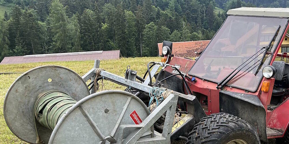 Der Mann geriet während des Austragens von Gülle unter das landwirtschaftliche Gefährt.