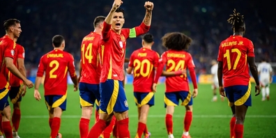 Titelfavorit Spanien jubelt über den Sieg gegen Deutschland.