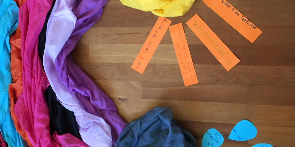 Die Kinder der ersten Klassen haben Positives und Negatives aus der Zeit von Daheim aufgeschrieben.  «Meine Katze bekam Junge», schrieb jemand in einen Sonnenstrahl. (Bild zvg)