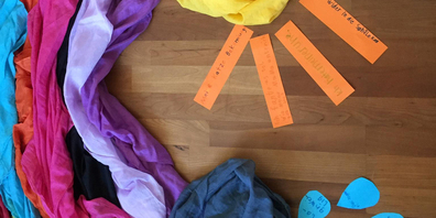 Die Kinder der ersten Klassen haben Positives und Negatives aus der Zeit von Daheim aufgeschrieben.  «Meine Katze bekam Junge», schrieb jemand in einen Sonnenstrahl. (Bild zvg)
